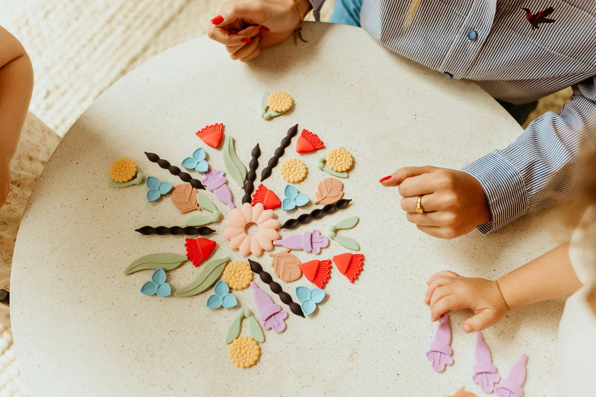 Rozložené silikonové dílky Jellystone Mindful Mandala uspořádané do mandaly