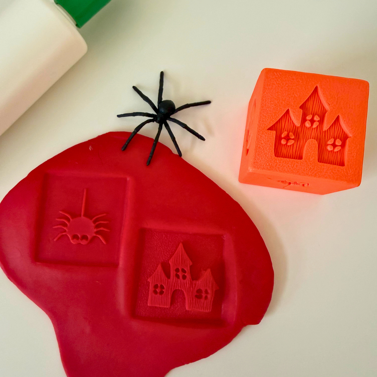 kostka s motivy halloweenu do modelíny a kinetického písku