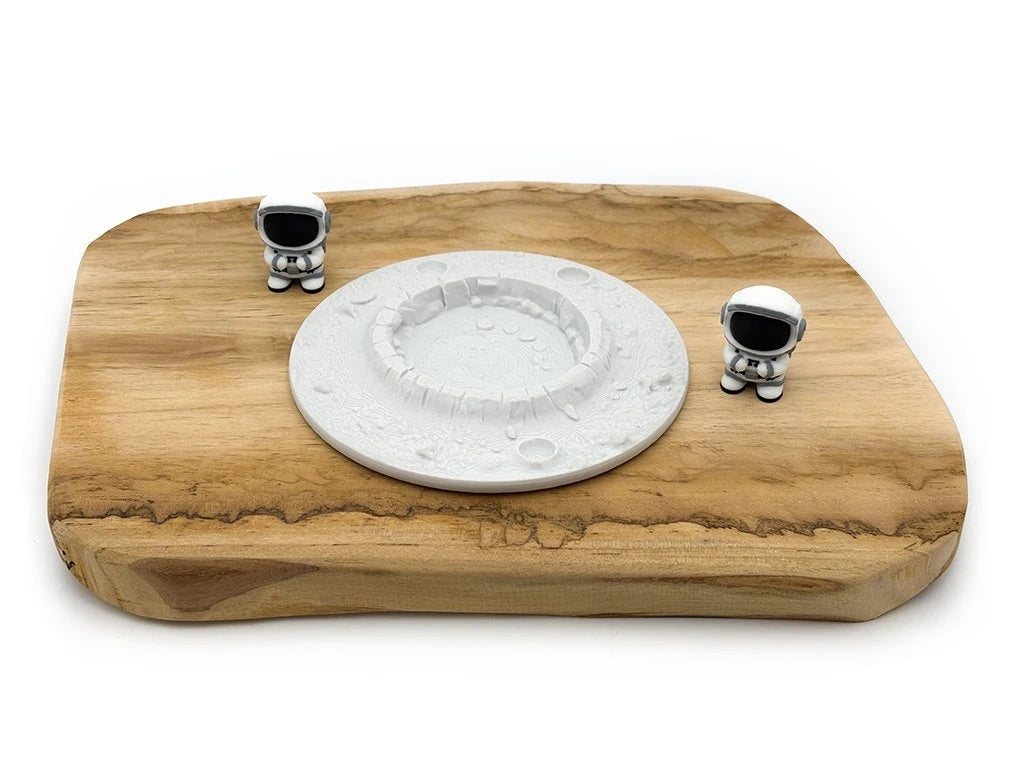 Vesmírná sensory play aktivita s měsíčním kráterem a kosmonauty