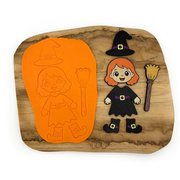 Otisk čarodějnice v modelíně s halloweenskými dílky