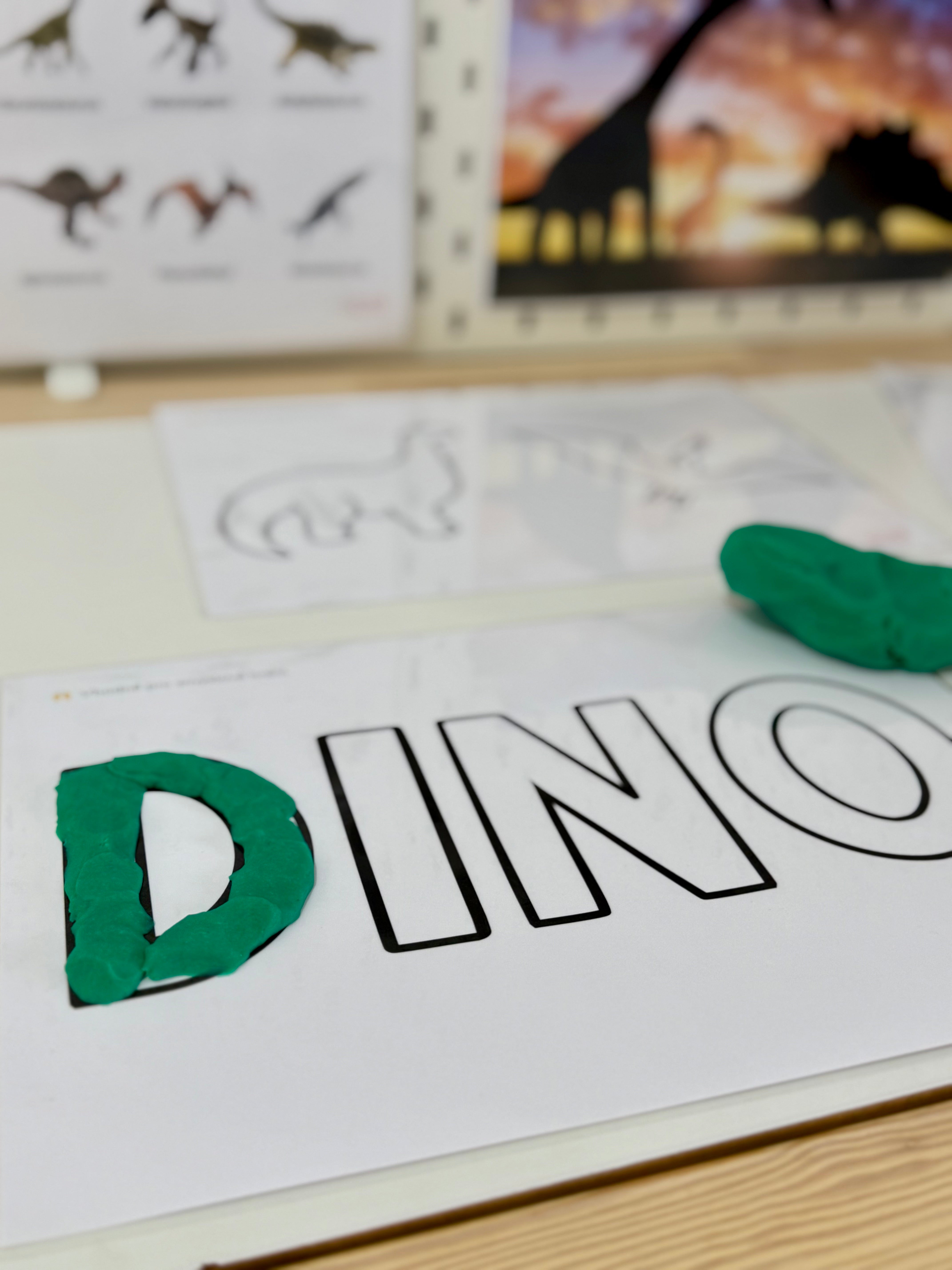 podložky na modelínu s dinosaury