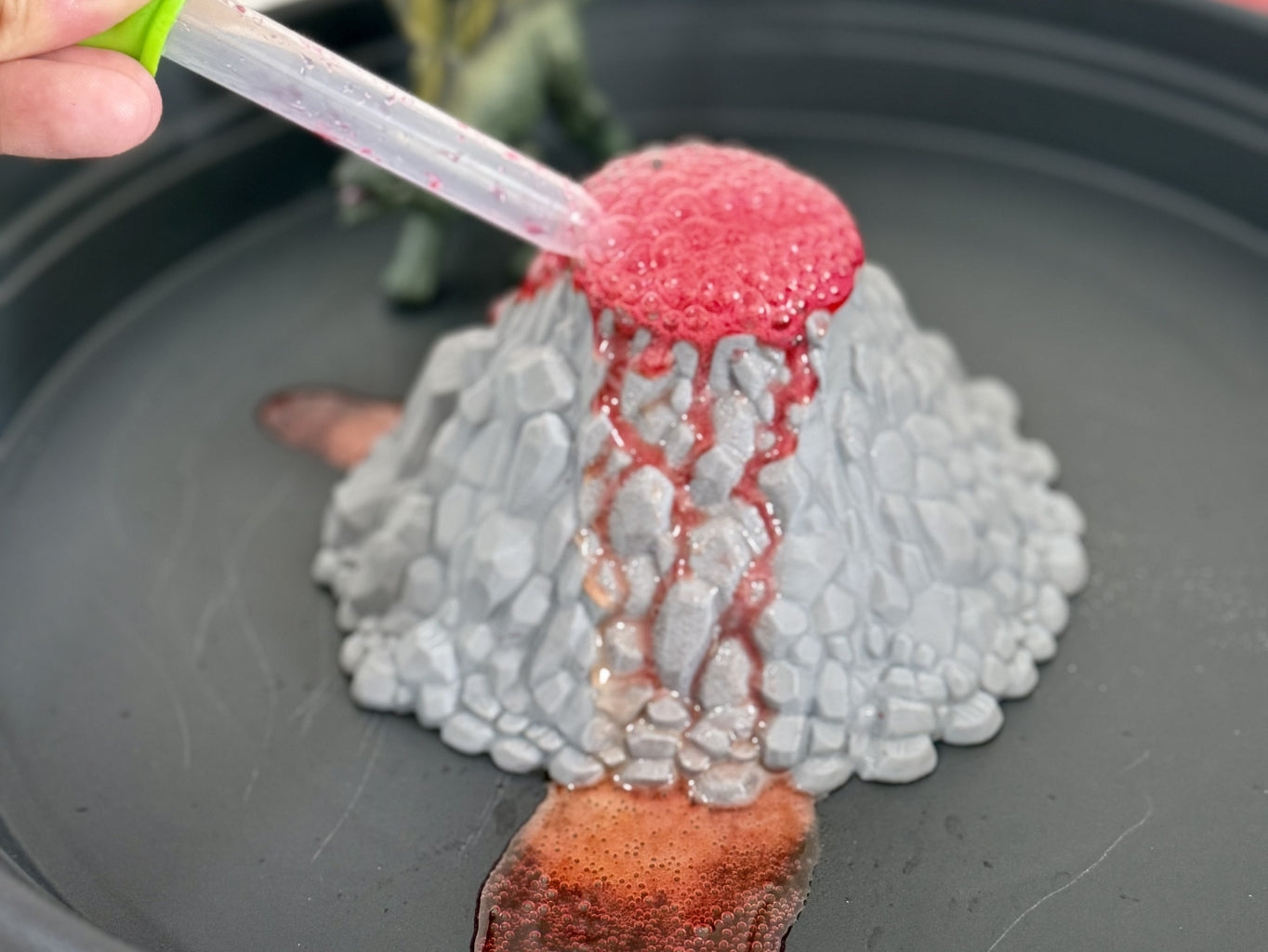 Experiment s dinosauří sopkou – lávová erupce pro děti