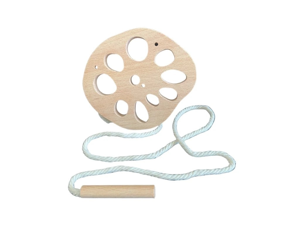 Dřevěná provlékačka – montessori motorická hračka pro děti od LALADŮ
