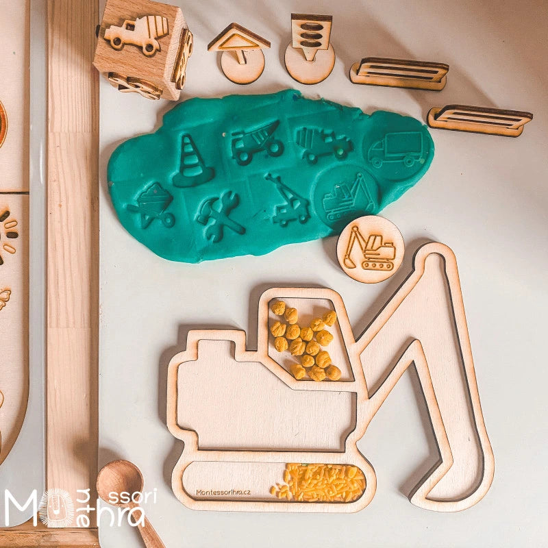 Stavební sensory play set s dřevěným bagrem a razítky