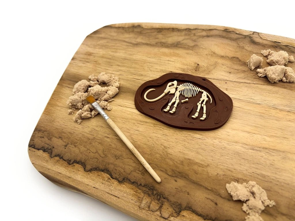 Mamutí fosílie určená pro dětské archeologické hry, ideální pro tematické pravěké světy.