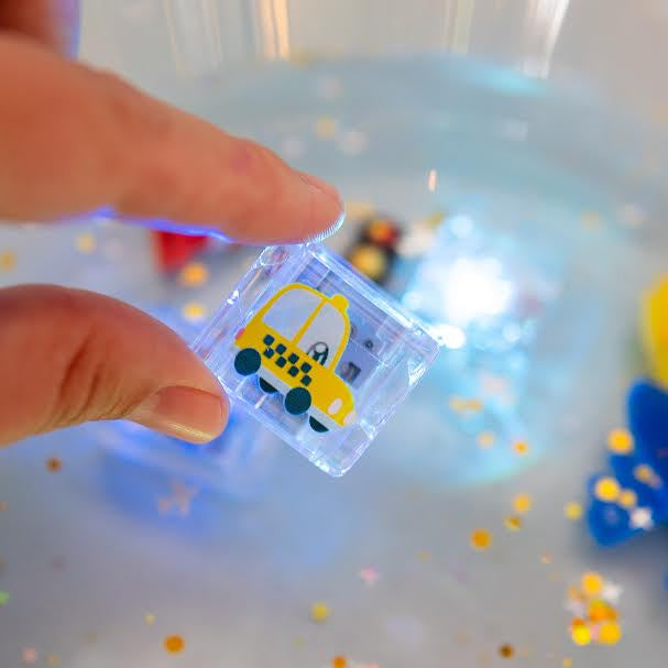 Detail svítící kostky Glo Pals s motivem auta aktivované ve vodě