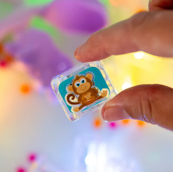 Detail svítící kostky Glo Pals s motivem opičky ve vodě