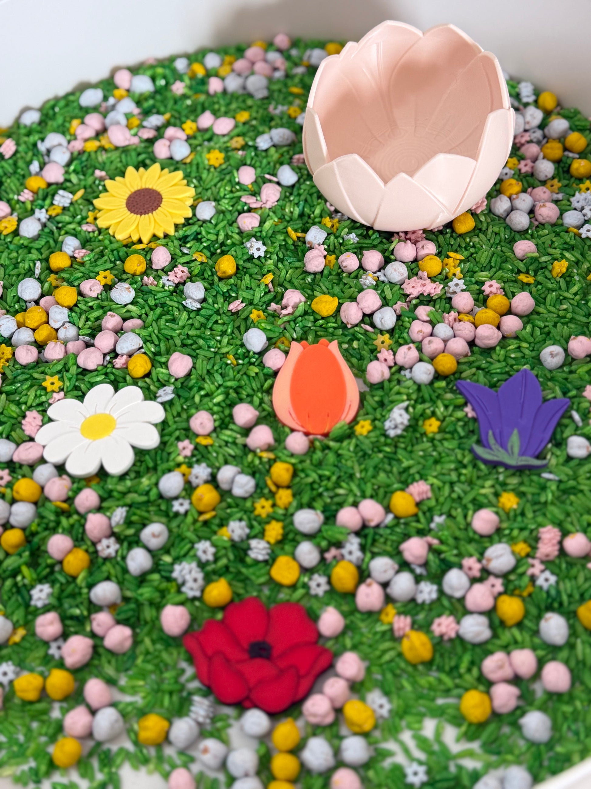 miniatura sedmikrásky, slunečnice a tulipánu pro senzorické hry