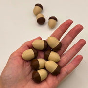 Miniatura žaludu pro smyslové hraní v ruce