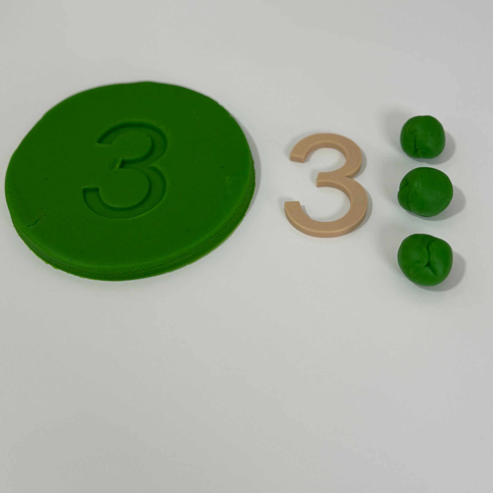 Miniatura čísla 3 pro děti s otiskem v zelené modelíně a třemi kuličkami