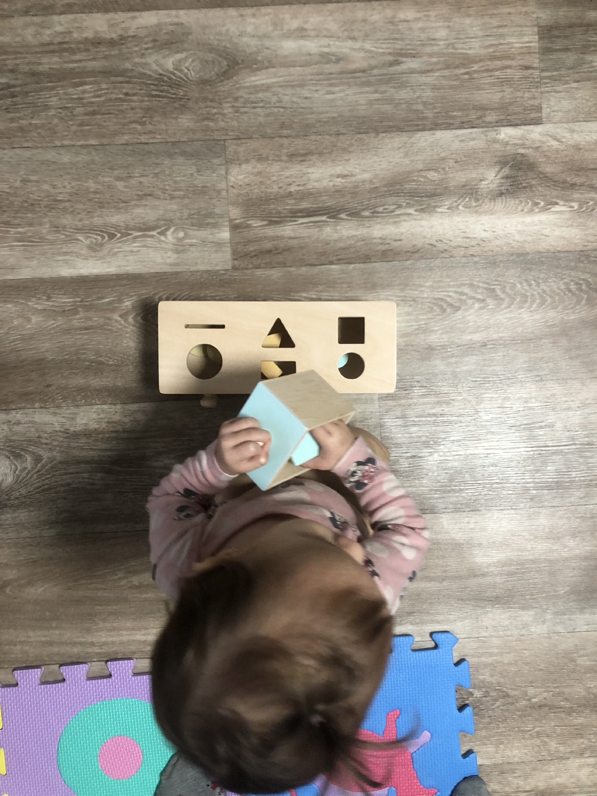 Montessori box s tvary a barvami – rozvoj jemné motoriky