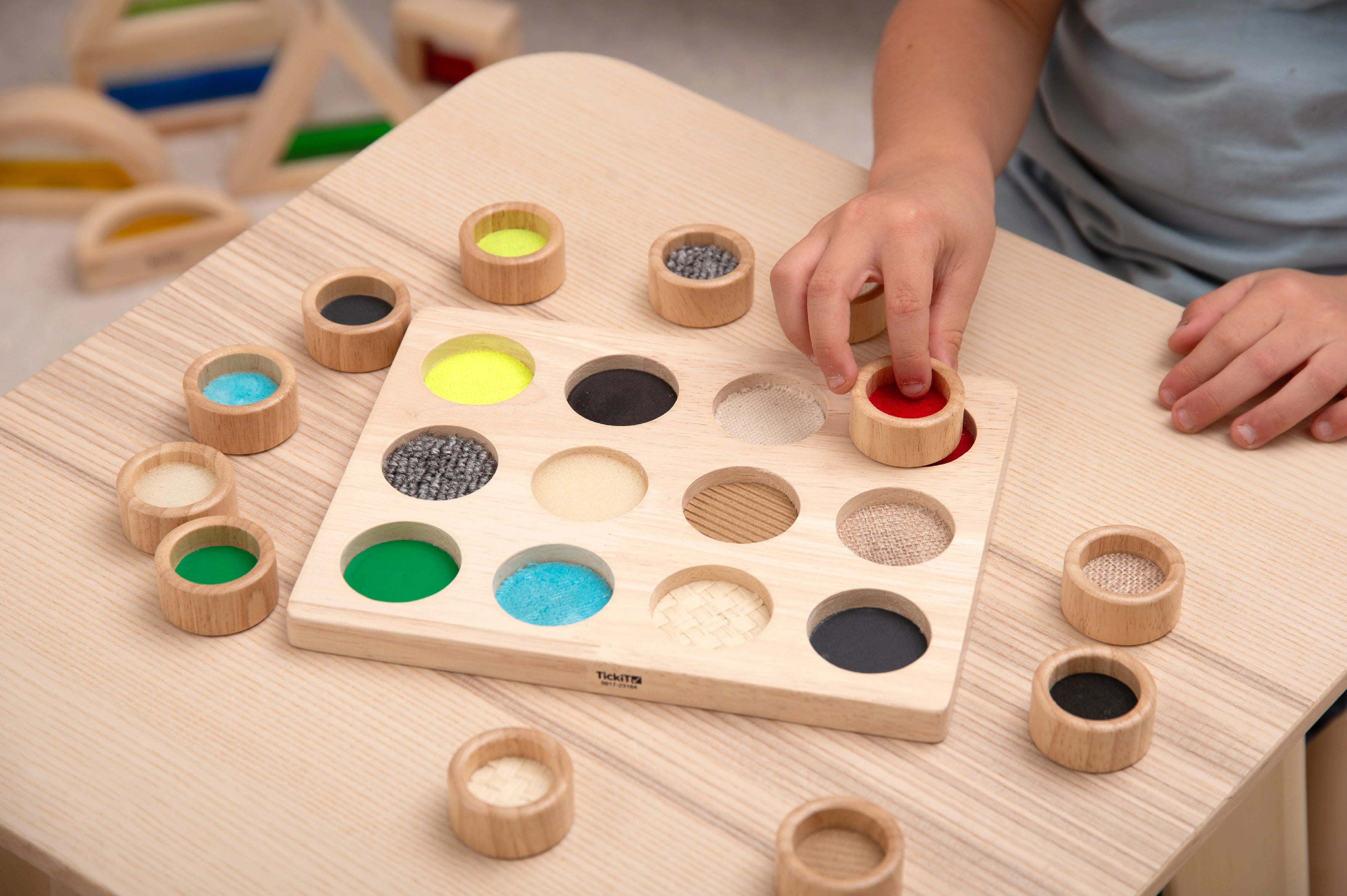 Montessori deska pro rozvoj jemné motoriky