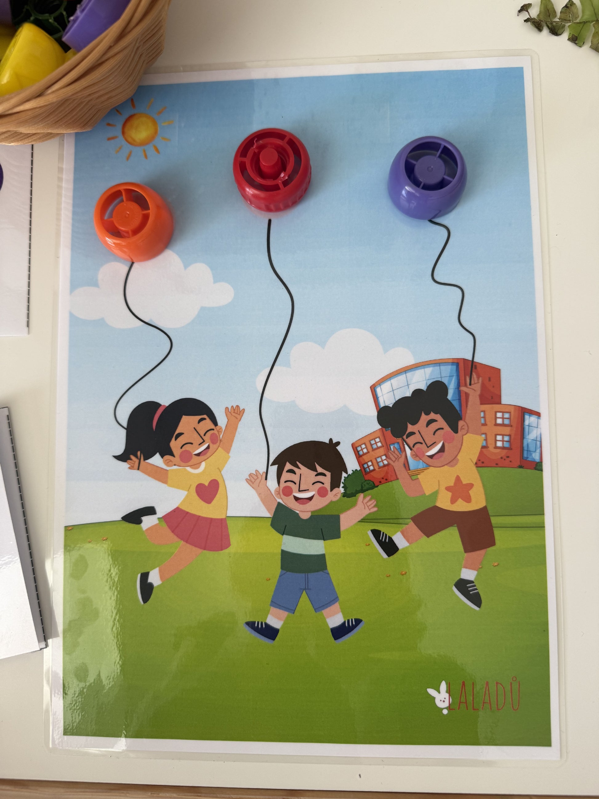 Montessori aktivita s víčky pro rozvoj jemné motoriky a vnímání barev