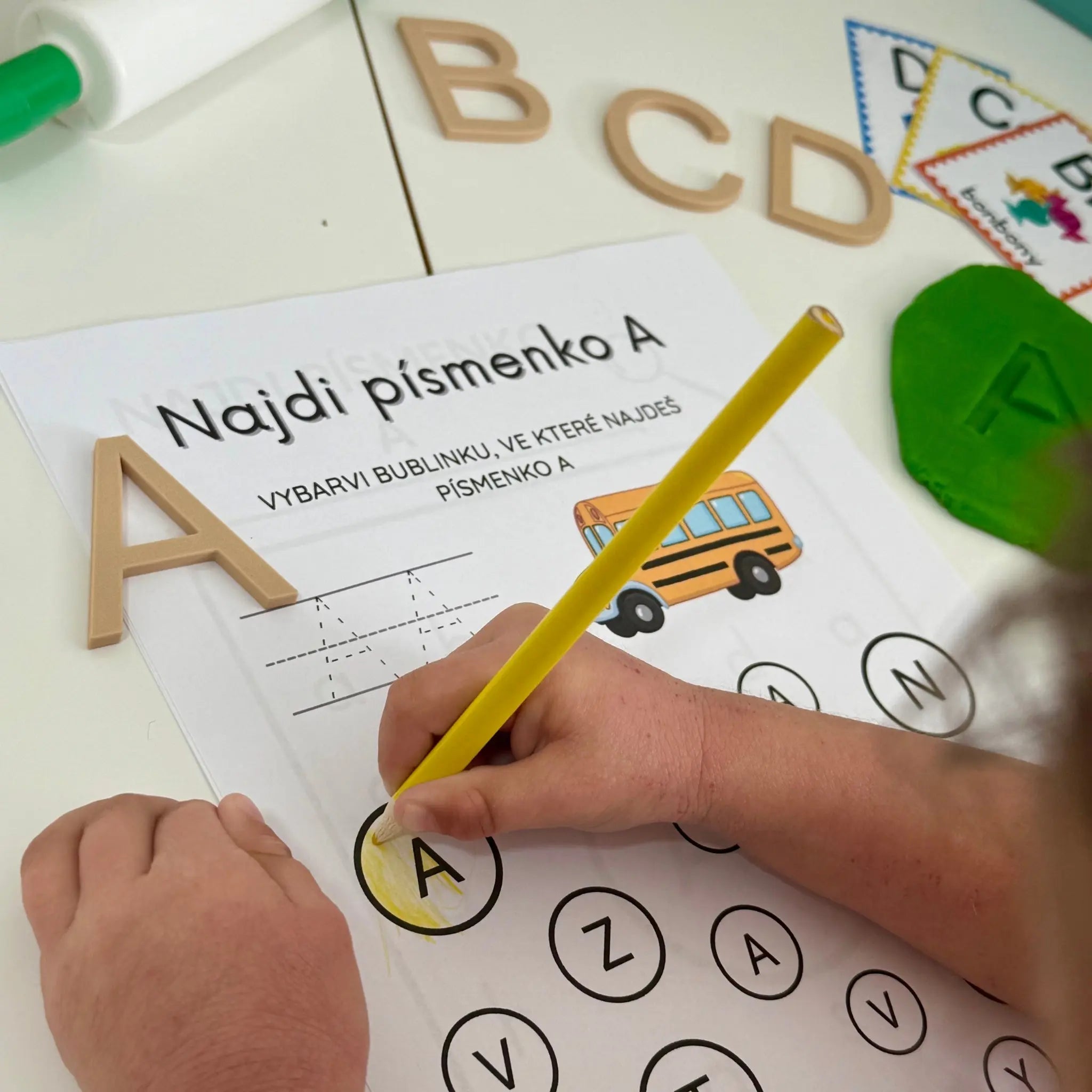 Montessori pomůcka na učení písmen pro předškoláky