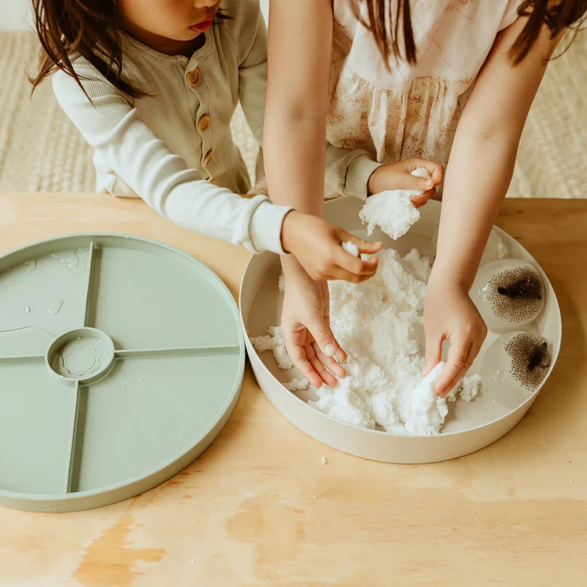 Děti si hrají se smyslovým sněhem Jellystone Sensory Snow