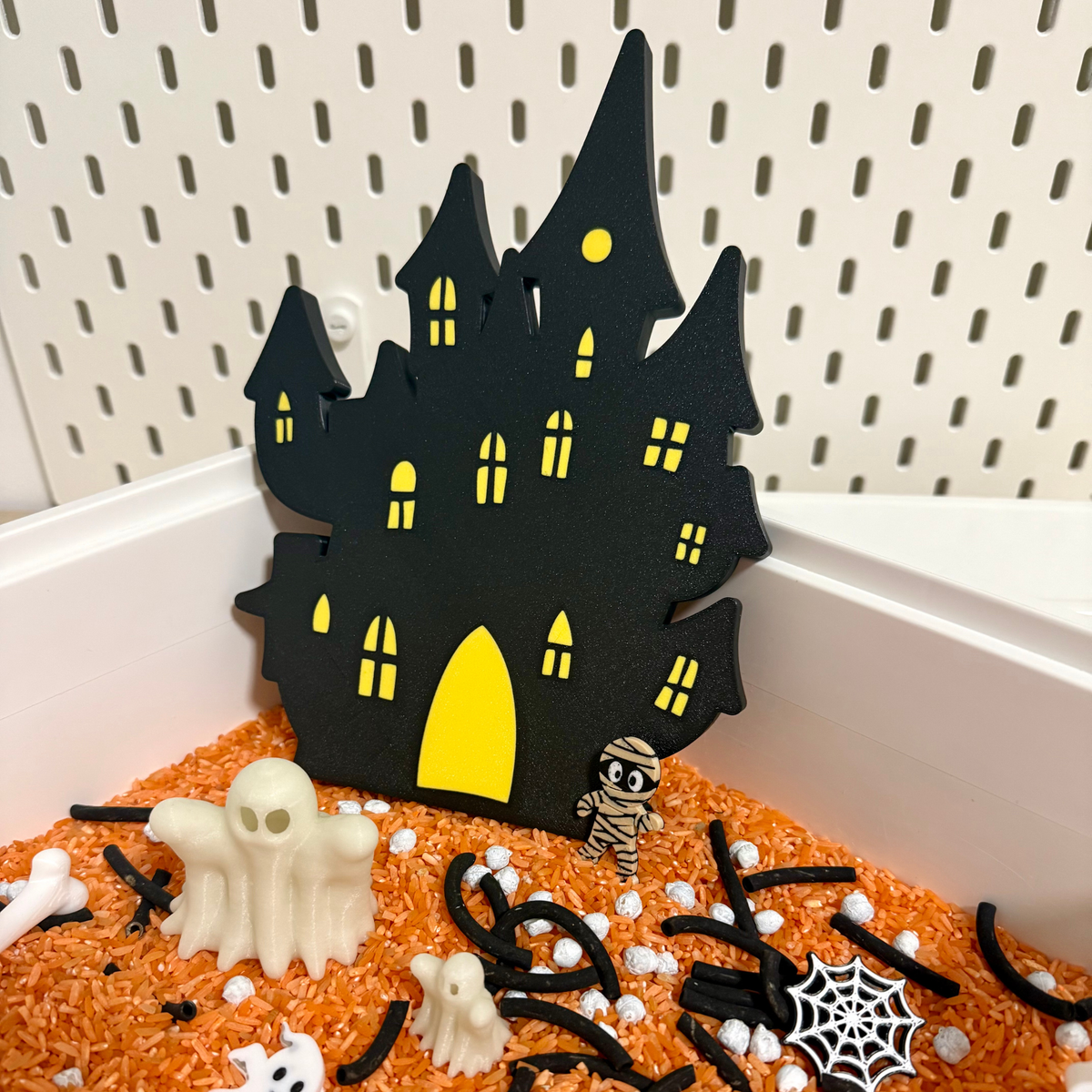 Strašidelný zámek jako kulisa pro dětské halloweenské hry