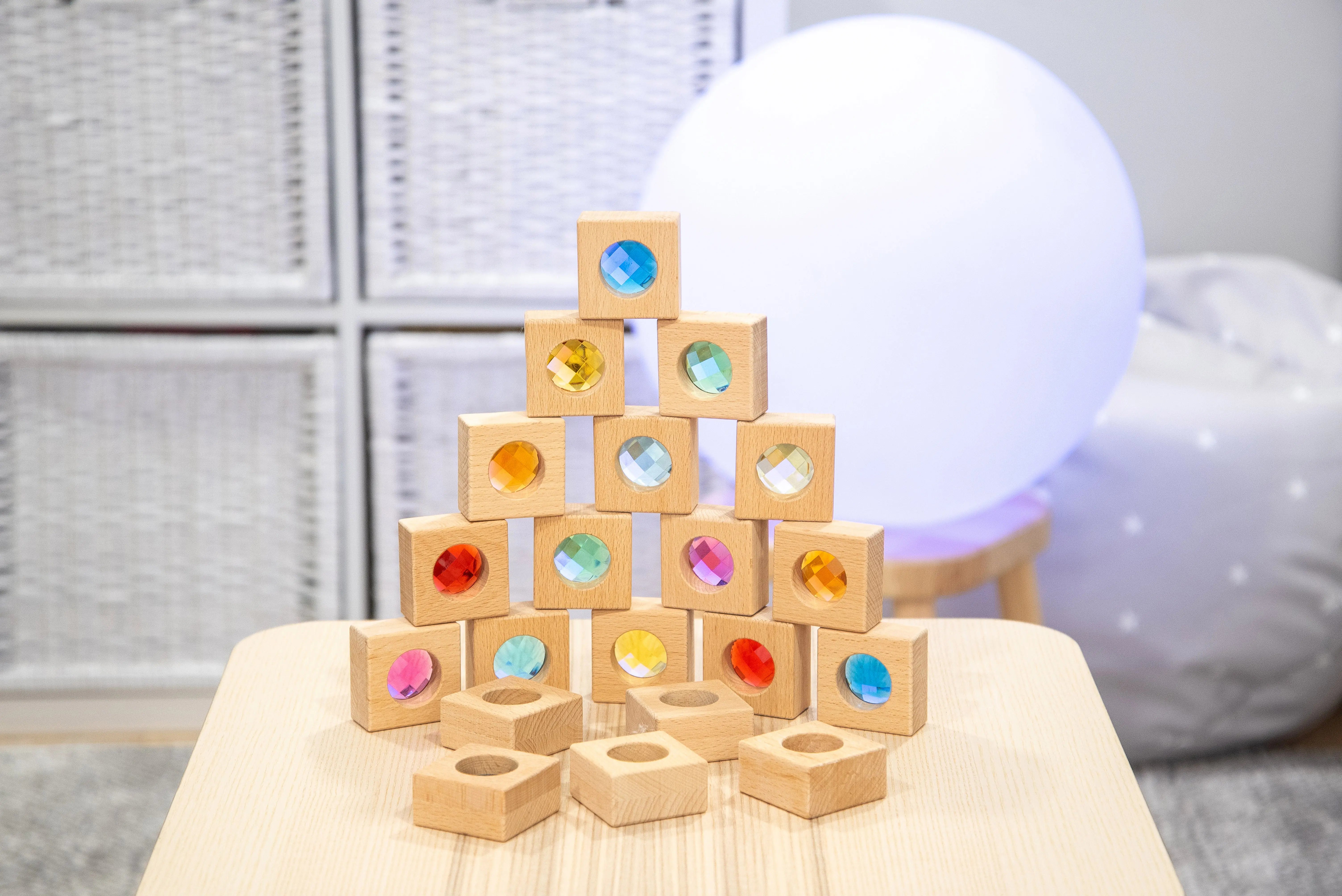 Dřevěné kaleidoskopické kostky TickiT s barevnými kamínky