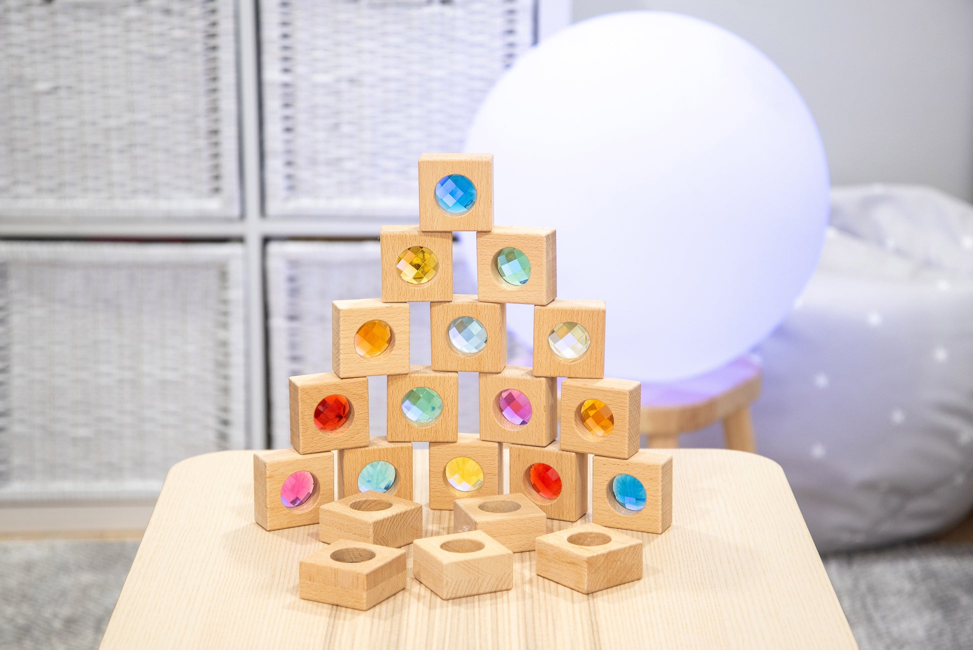 Dřevěné kaleidoskopické kostky TickiT s barevnými kamínky
