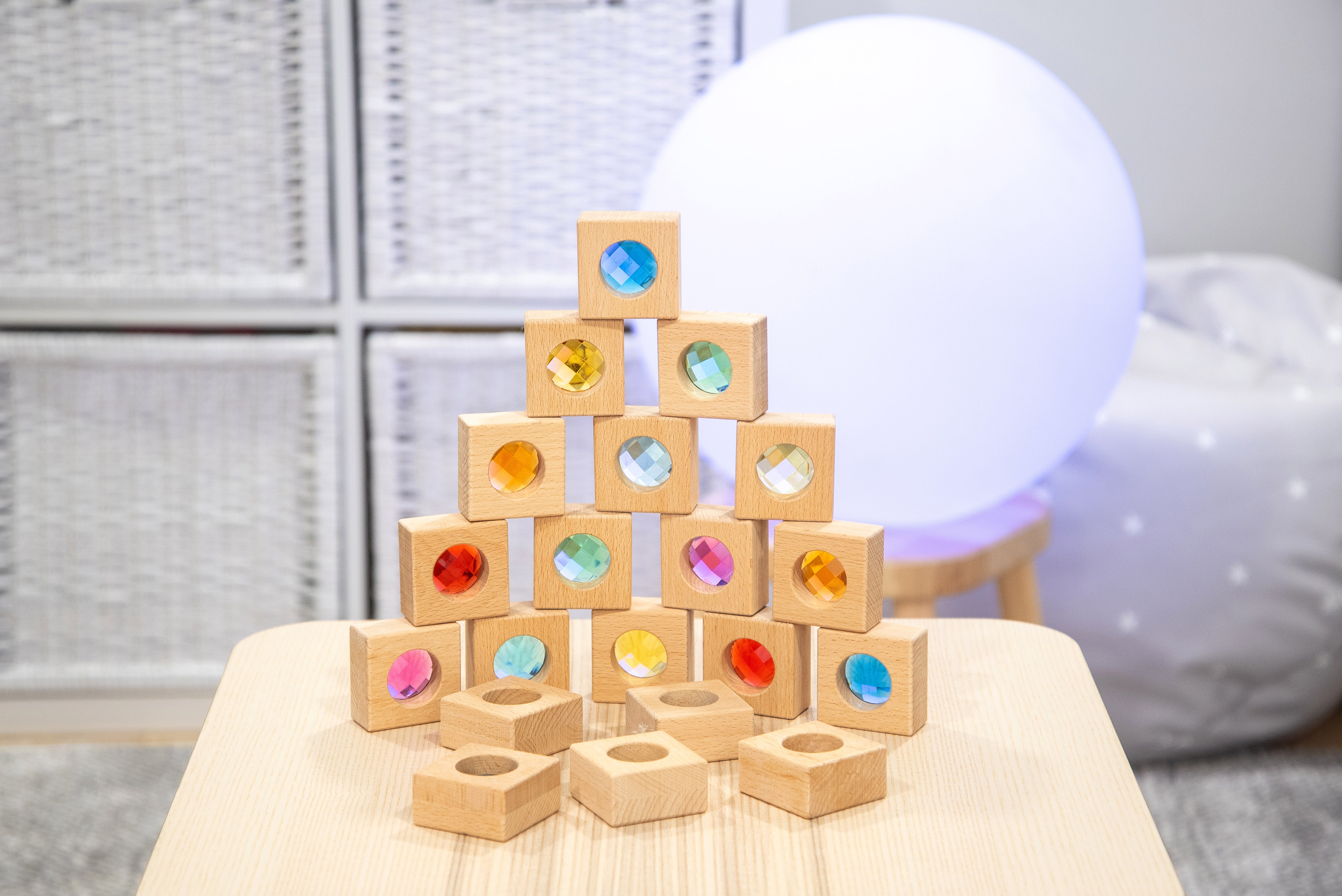 Dřevěné kaleidoskopické kostky TickiT s barevnými kamínky