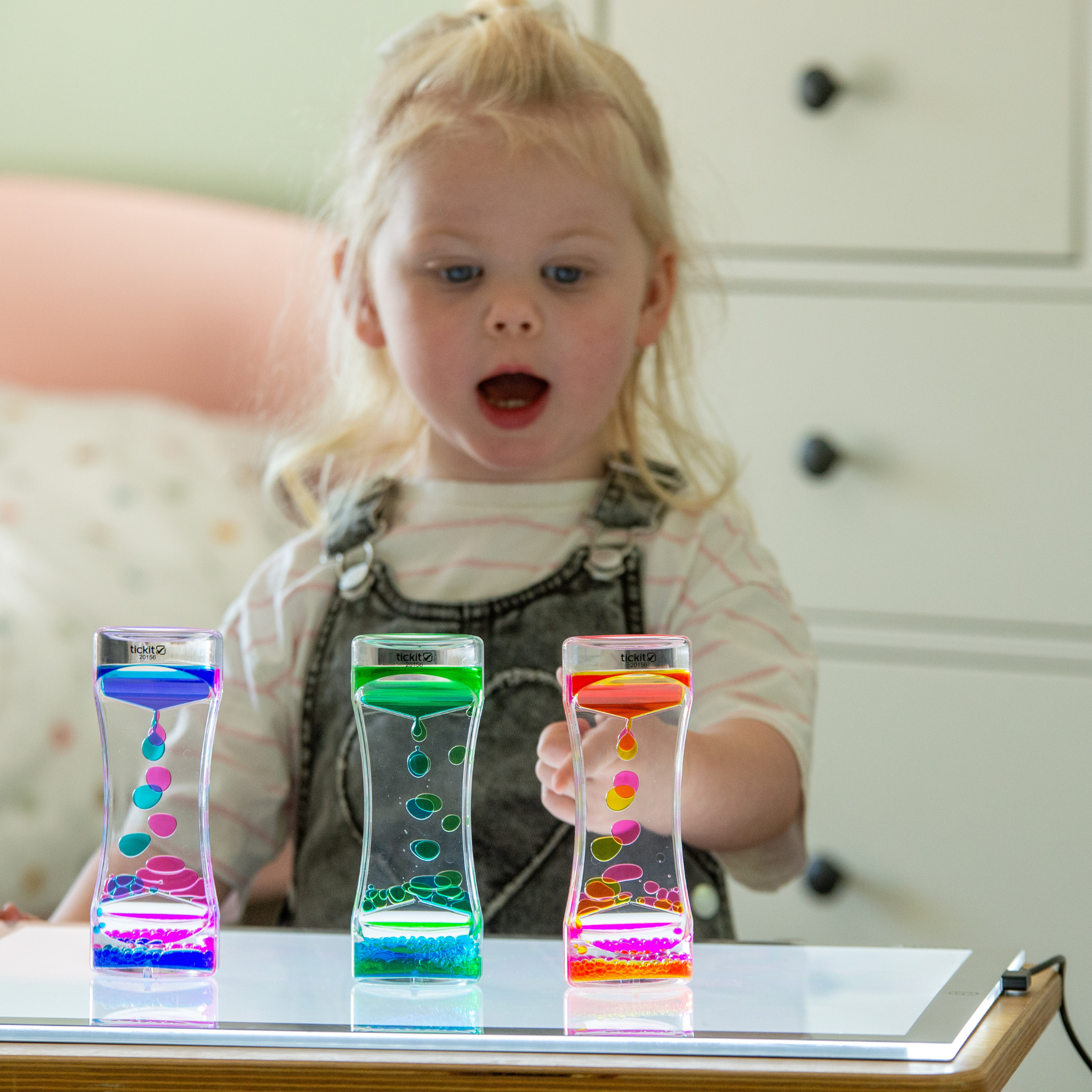 TickiT Sensory Dual Rainbow Cascade na světelném panelu