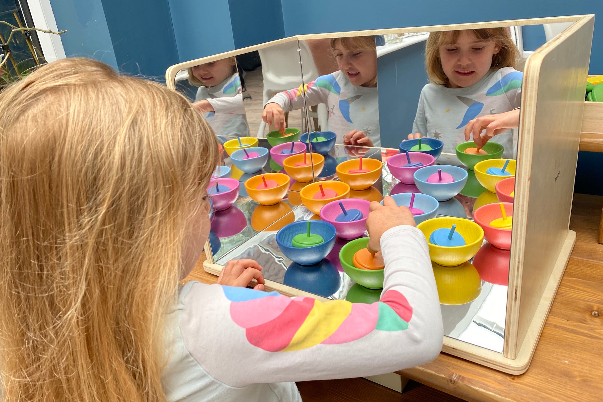 Dřevěné misky TickiT – duhové barvy pro Montessori hru