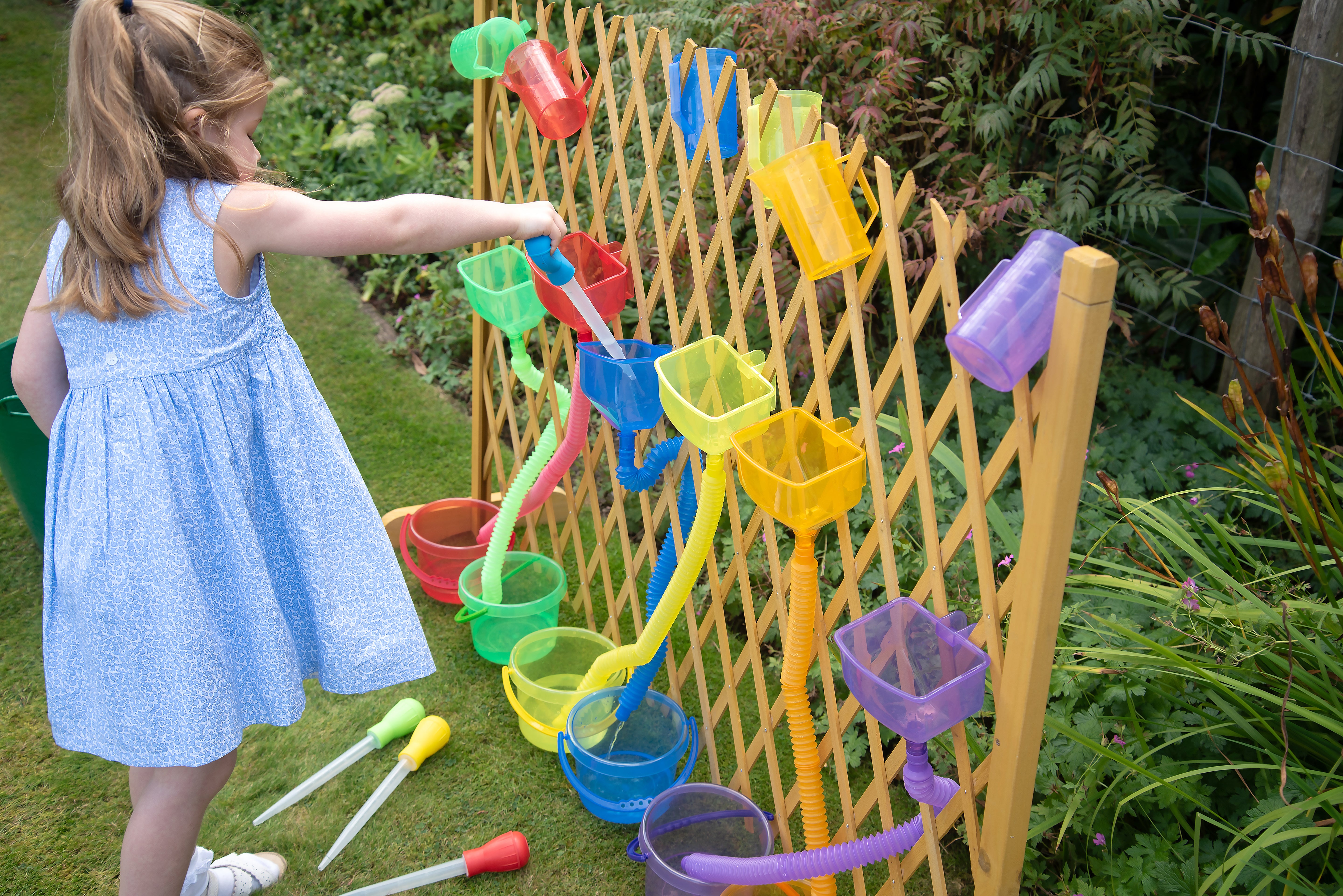Barevné průsvitné flexi tuby TickiT na zahradě