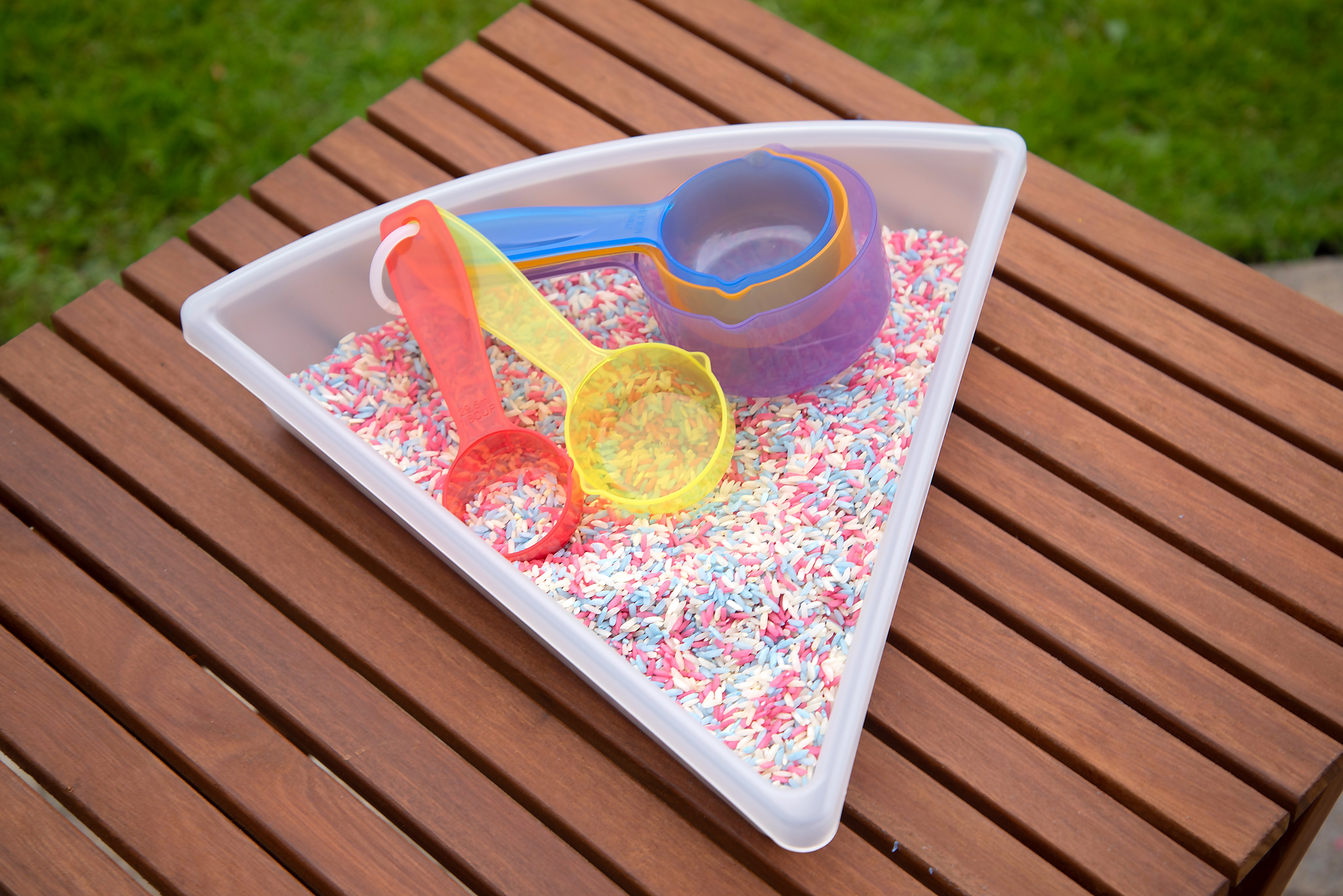 Průhledné odměrky TickiT v barvách duhy pro sensory play