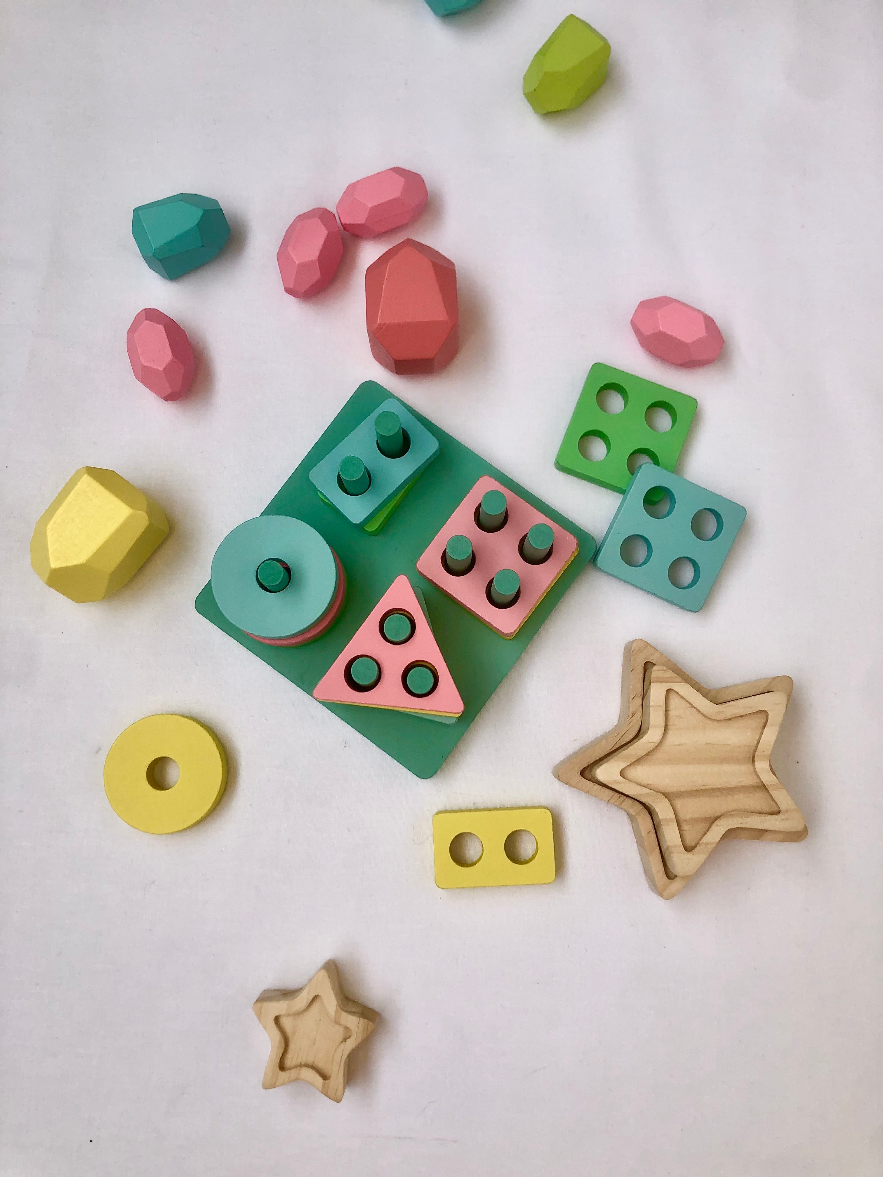 Dřevěná montessori hračka na učení barev pro dvouleté dítě