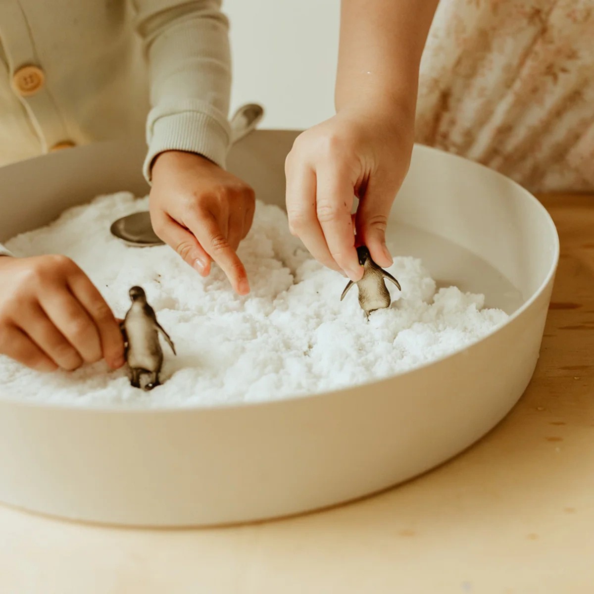 Zimní smyslové hraní s Jellystone Sensory Snow a figurkami tučňáků